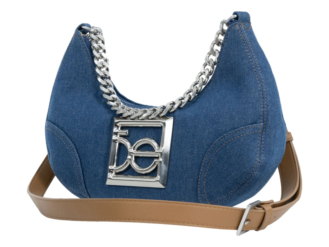 Bolsa de hombro Cloe en color azul tipo mezclilla con cadena plateada y correa marrón.