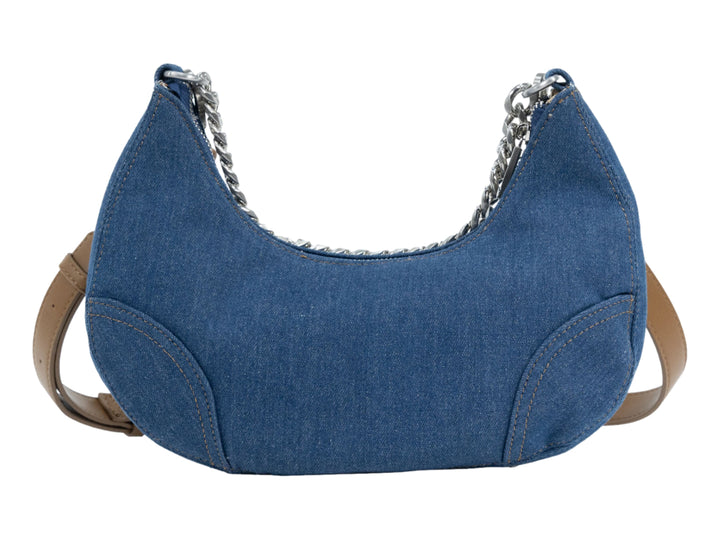 Bolsa de hombro Cloe en color azul tipo mezclilla con cadena plateada y correa marrón.