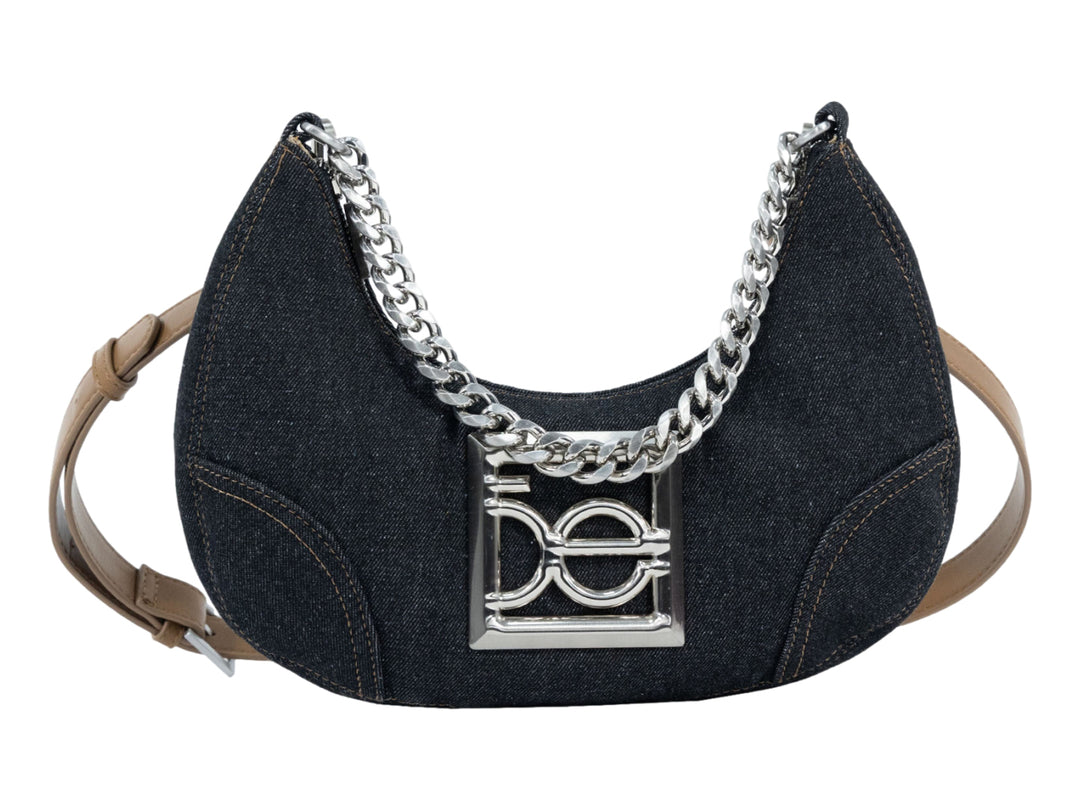 Bolso de hombro Cloe en tela denim negro con cadena plateada y correa color café.