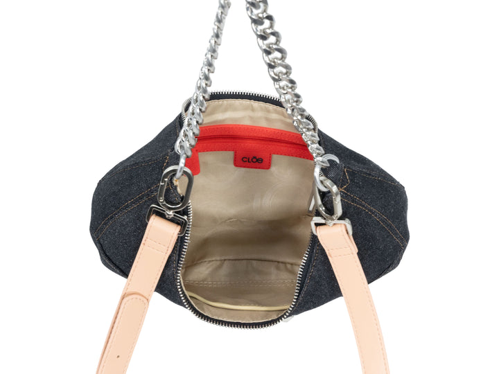 Bolso de hombro Cloe en tela denim negro con cadena plateada y correa color café.