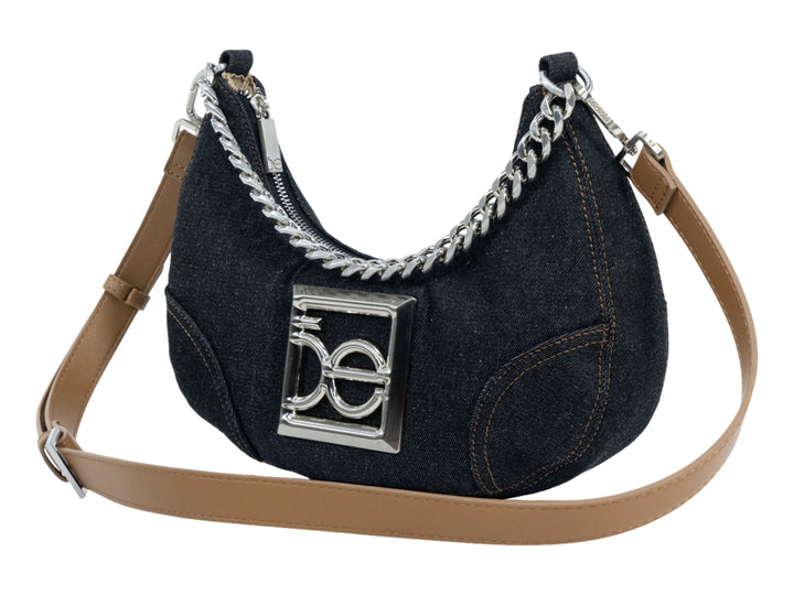 Bolso de hombro Cloe en tela denim negro con cadena plateada y correa color café.