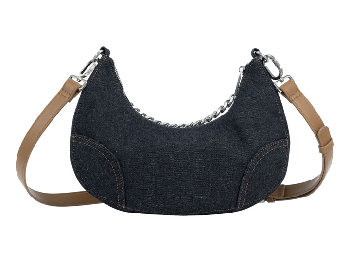 Bolso de hombro Cloe en tela denim negro con cadena plateada y correa color café.