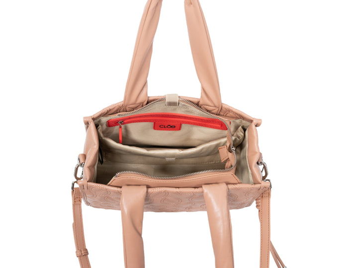 Bolso Cloe color rosa con textura acolchada de círculos, asas superiores y correa lateral desmontable.
