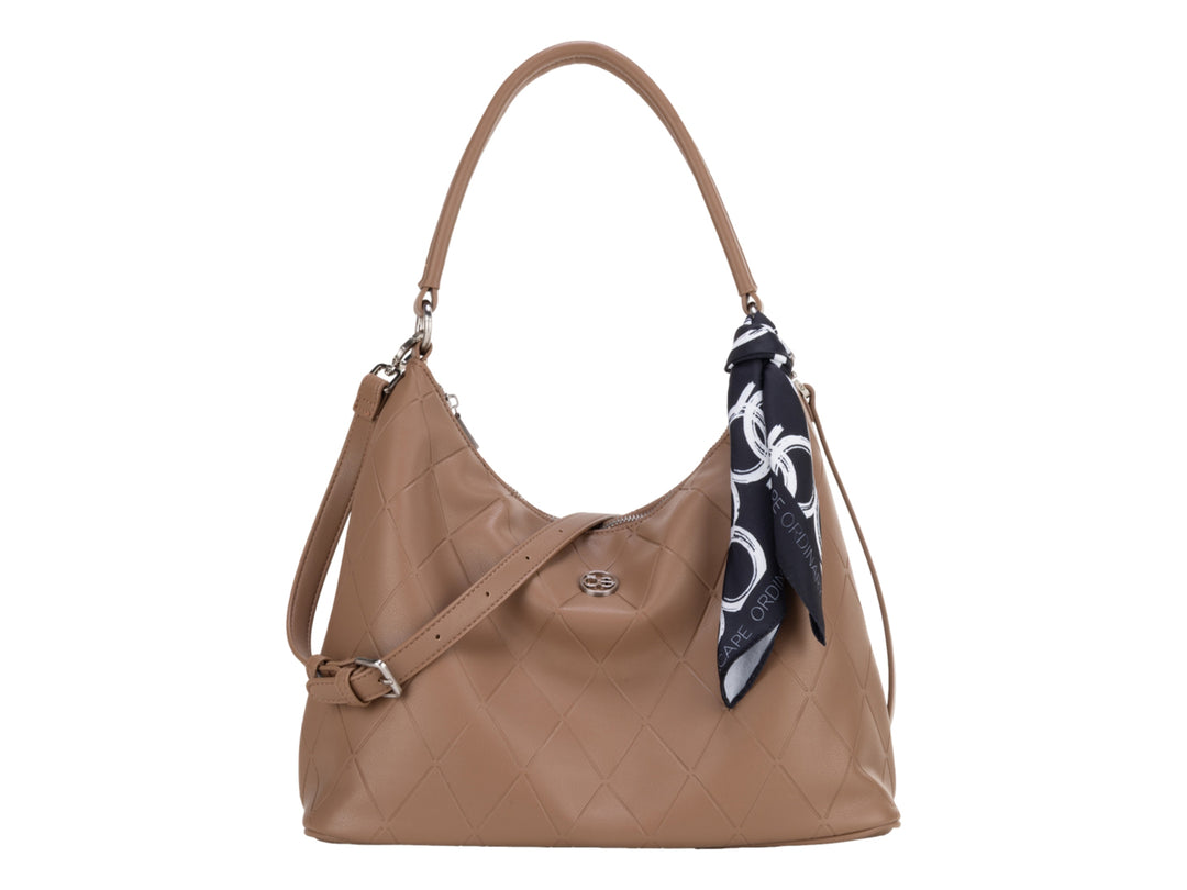 Bolsa de hombro color camel con diseño acolchado y un pañuelo decorativo azul y blanco en la asa.