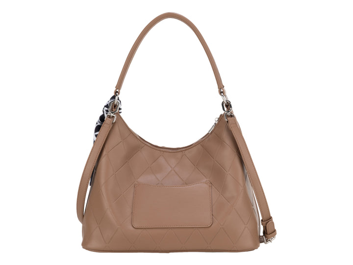 Bolsa de hombro color camel con diseño acolchado y un pañuelo decorativo azul y blanco en la asa.