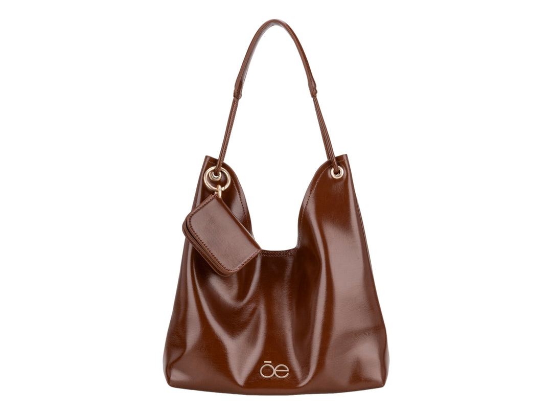 Bolsa de hombro Cloe en color café con acabado brillante y diseño hobo.
