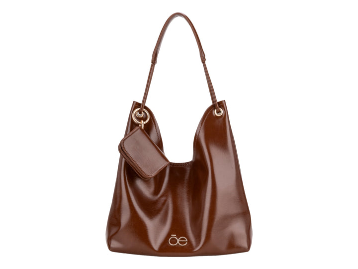 Bolsa de hombro Cloe en color café con acabado brillante y diseño hobo.