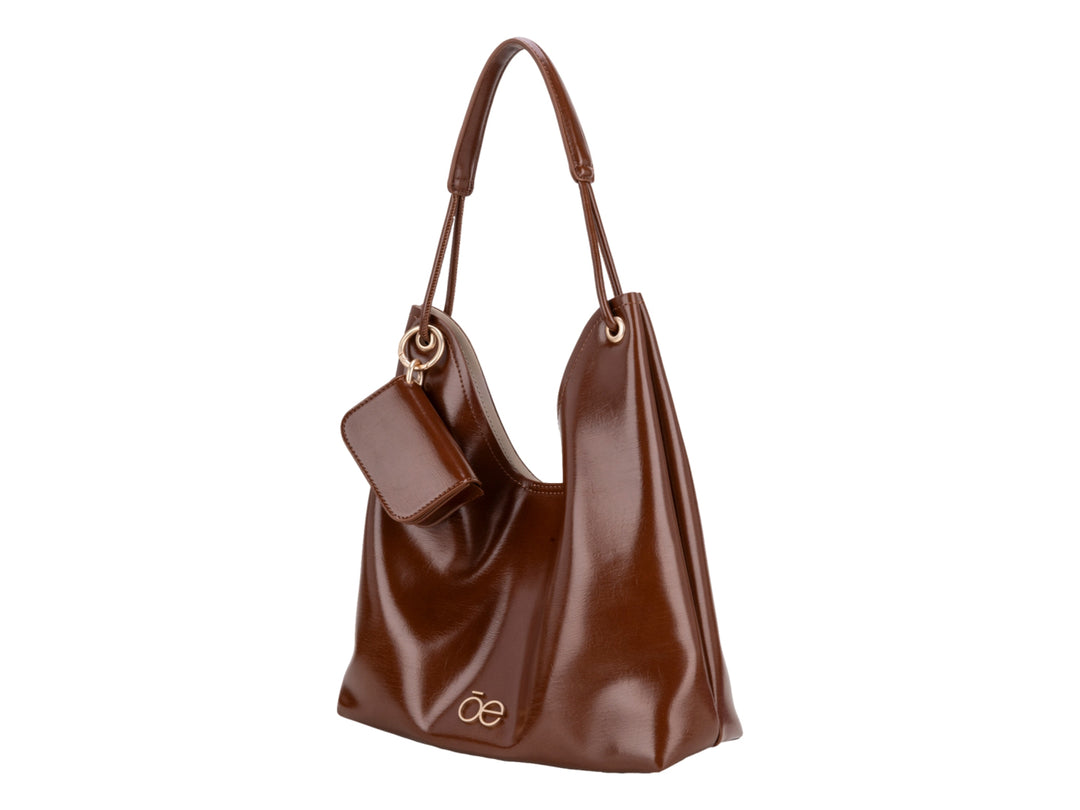Bolsa de hombro Cloe en color café con acabado brillante y diseño hobo.