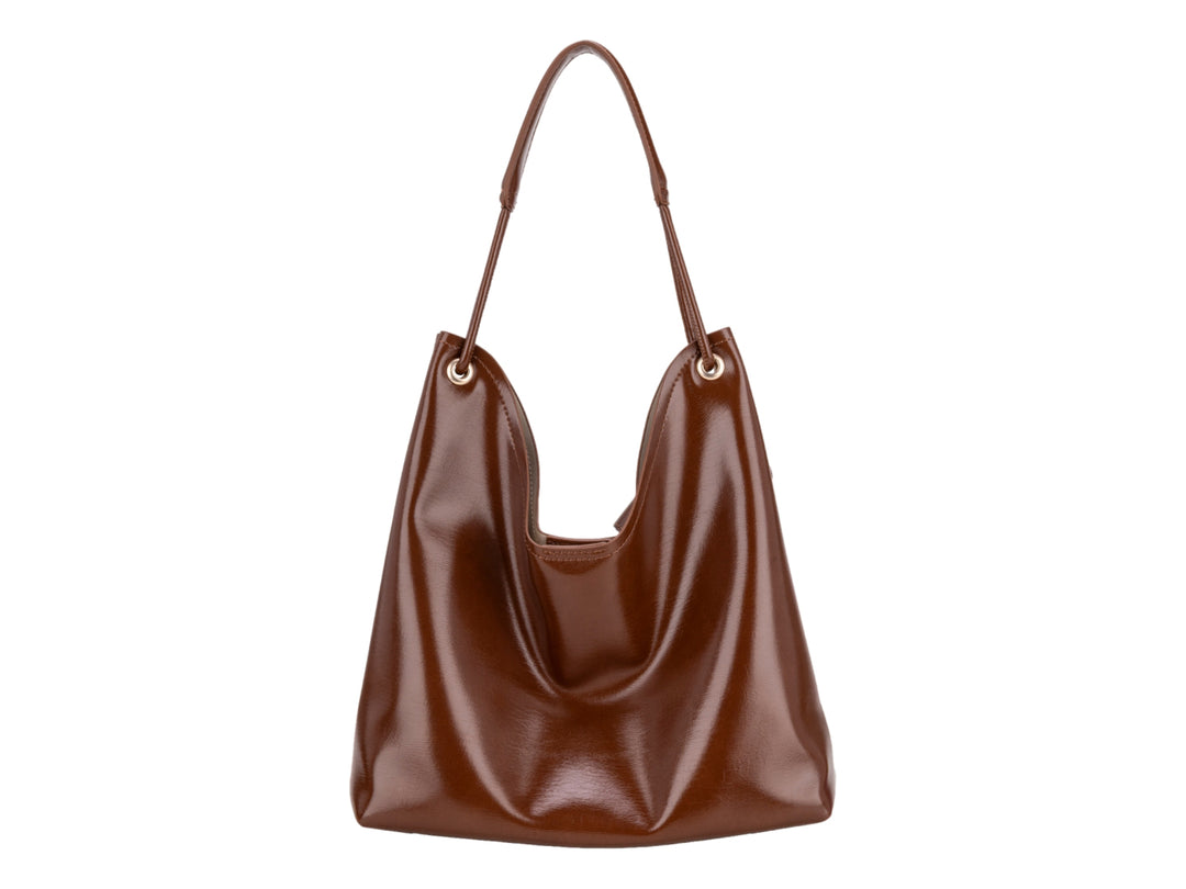Bolsa de hombro Cloe en color café con acabado brillante y diseño hobo.