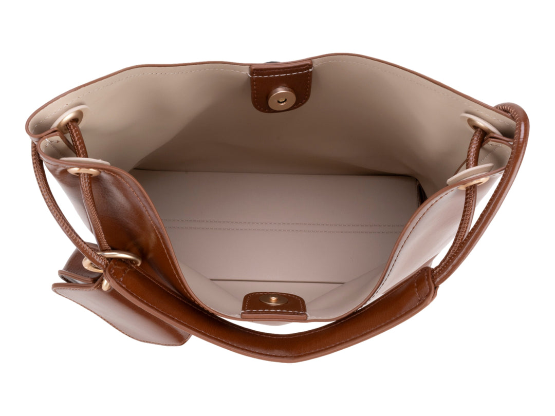 Bolsa de hombro Cloe en color café con acabado brillante y diseño hobo.