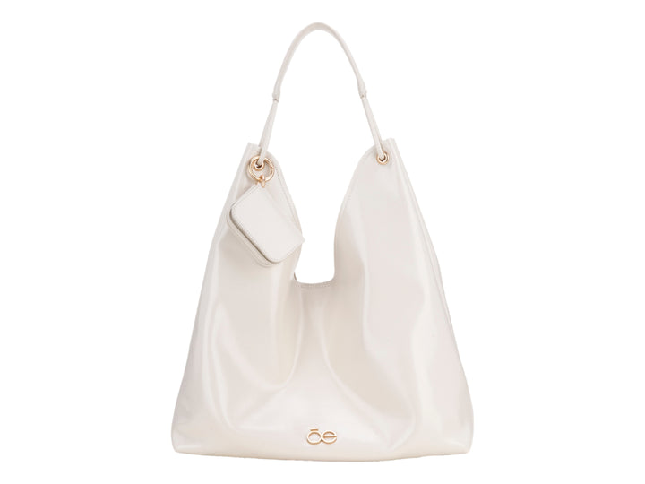 Bolsa de hombro Cloe en color beige con acabado brillante, diseño hobo y asa sencilla.