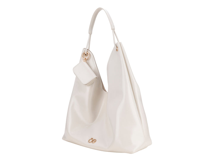 Bolsa de hombro Cloe en color beige con acabado brillante, diseño hobo y asa sencilla.