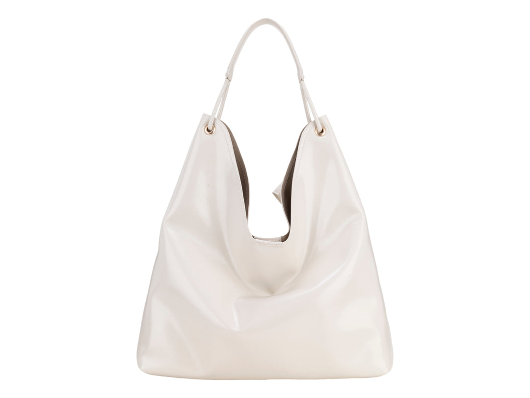 Bolsa de hombro Cloe en color beige con acabado brillante, diseño hobo y asa sencilla.