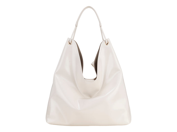 Bolsa de hombro Cloe en color beige con acabado brillante, diseño hobo y asa sencilla.