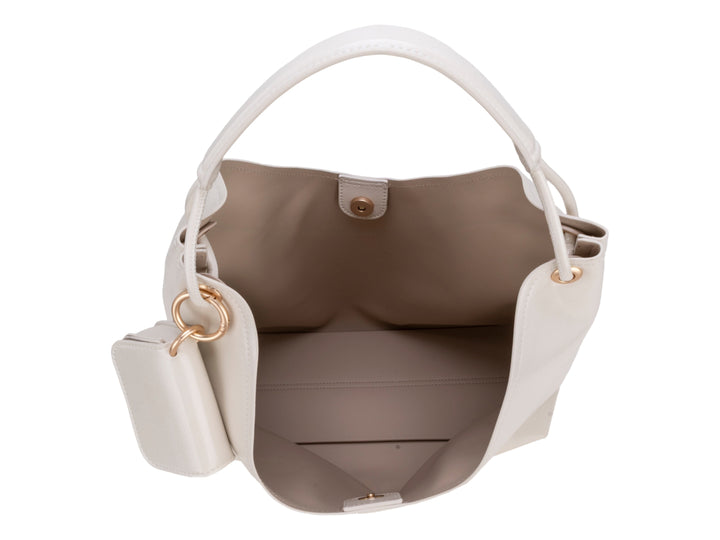 Bolsa de hombro Cloe en color beige con acabado brillante, diseño hobo y asa sencilla.