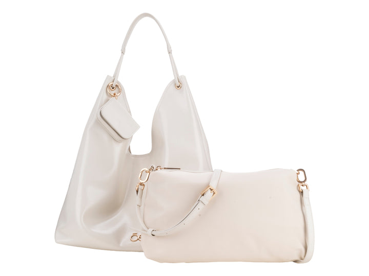 Bolsa de hombro Cloe en color beige con acabado brillante, diseño hobo y asa sencilla.
