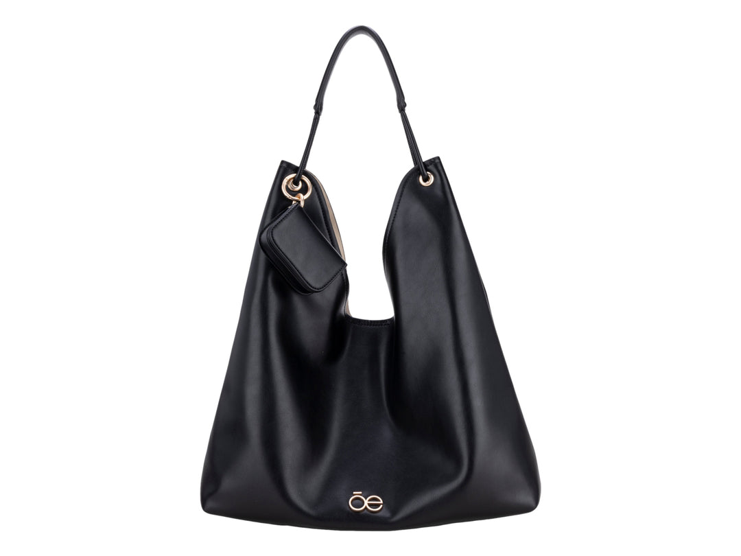 Bolso de hombro Cloe en color negro, material de cuero liso con diseño hobo y asa sencilla.