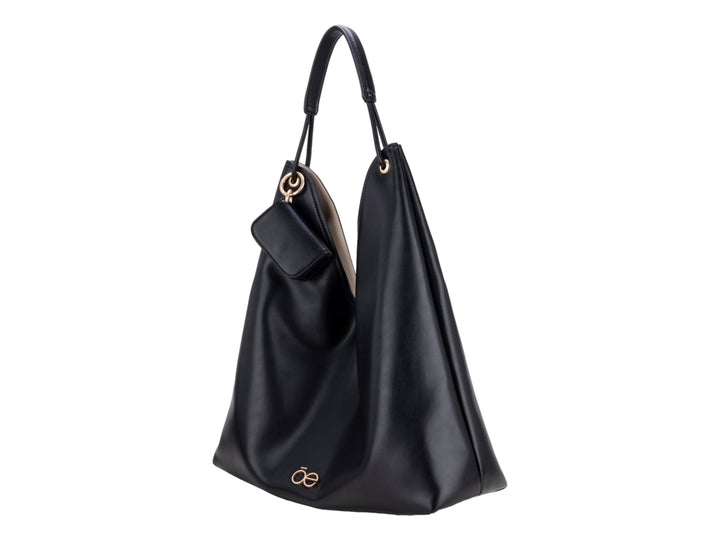 Bolso de hombro Cloe en color negro, material de cuero liso con diseño hobo y asa sencilla.
