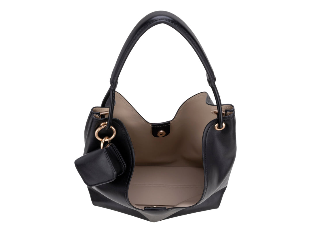 Bolso de hombro Cloe en color negro, material de cuero liso con diseño hobo y asa sencilla.