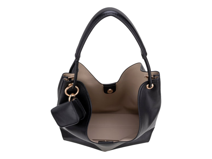 Bolso de hombro Cloe en color negro, material de cuero liso con diseño hobo y asa sencilla.