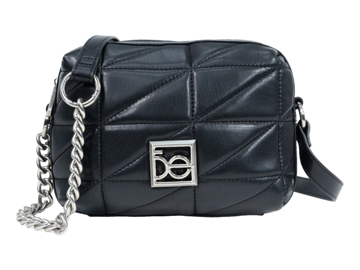 Bolso de hombro Cloe color negro con diseño acolchado geométrico, herrajes plateados y correa de cadena.