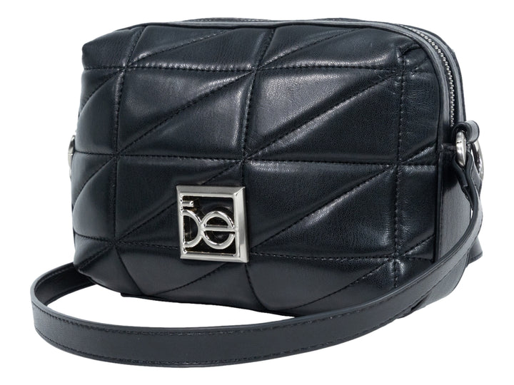 Bolso de hombro Cloe color negro con diseño acolchado geométrico, herrajes plateados y correa de cadena.