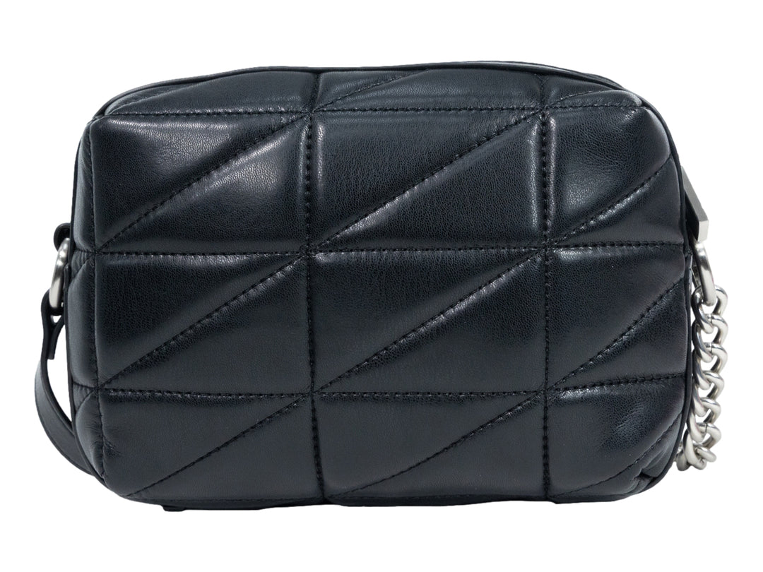 Bolso de hombro Cloe color negro con diseño acolchado geométrico, herrajes plateados y correa de cadena.