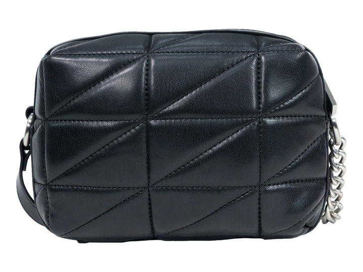 Bolso de hombro Cloe color negro con diseño acolchado geométrico, herrajes plateados y correa de cadena.
