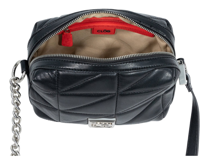 Bolso de hombro Cloe color negro con diseño acolchado geométrico, herrajes plateados y correa de cadena.