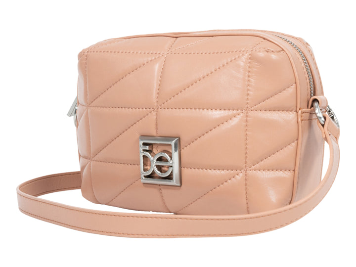 Bolso de hombro Cloe color rosa con diseño acolchado, herrajes plateados y correa de cadena.