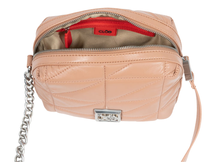 Bolso de hombro Cloe color rosa con diseño acolchado, herrajes plateados y correa de cadena.