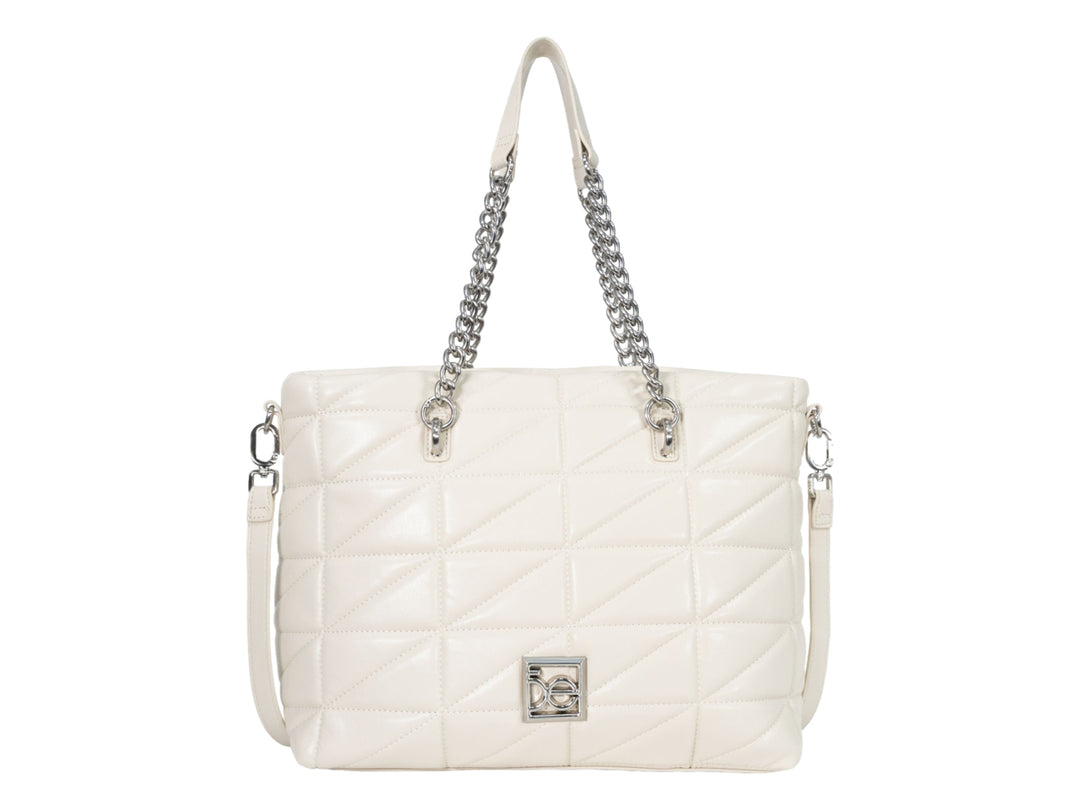 Bolso de hombro Cloe color beige con textura acolchada geométrica y asas de cadena plateada.