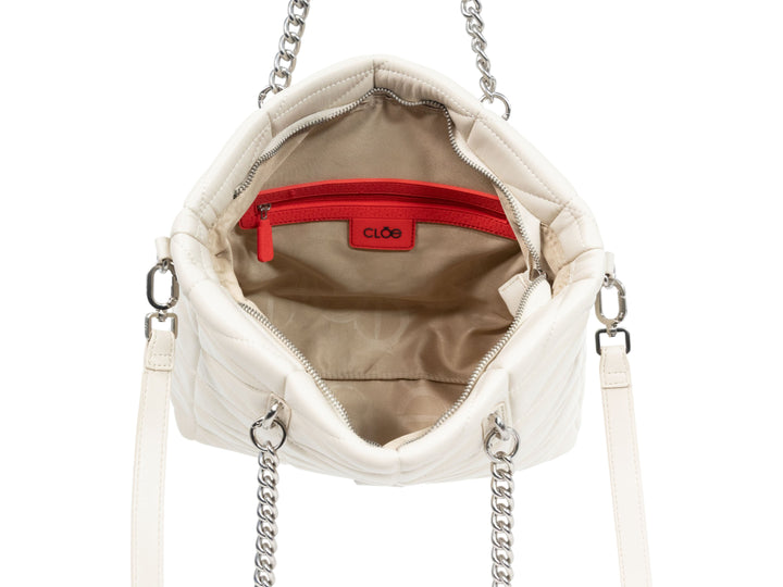 Bolso de hombro Cloe color beige con textura acolchada geométrica y asas de cadena plateada.