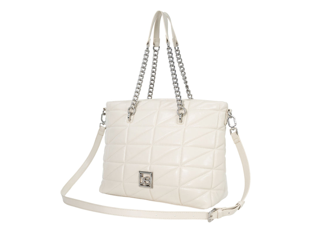 Bolso de hombro Cloe color beige con textura acolchada geométrica y asas de cadena plateada.