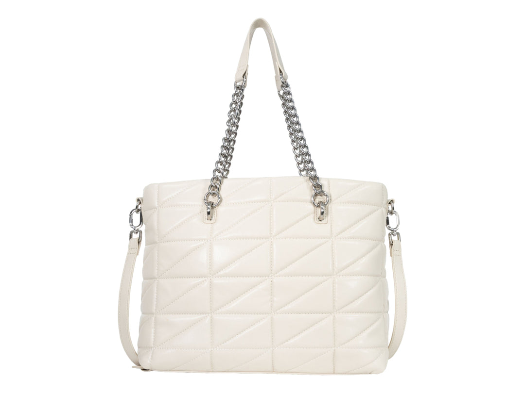 Bolso de hombro Cloe color beige con textura acolchada geométrica y asas de cadena plateada.