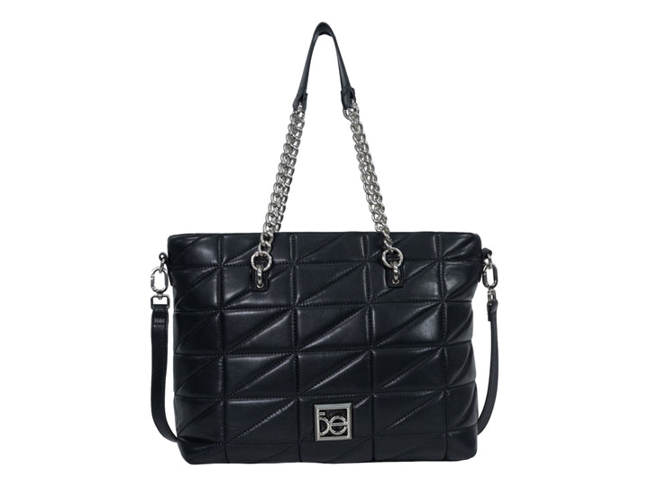 Bolso de hombro Cloe color negro con diseño acolchado geométrico, asas de cadena plateada y correa larga.