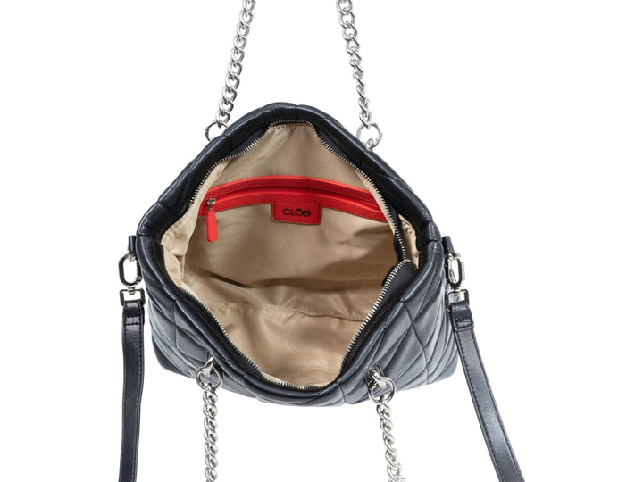 Bolso de hombro Cloe color negro con diseño acolchado geométrico, asas de cadena plateada y correa larga.