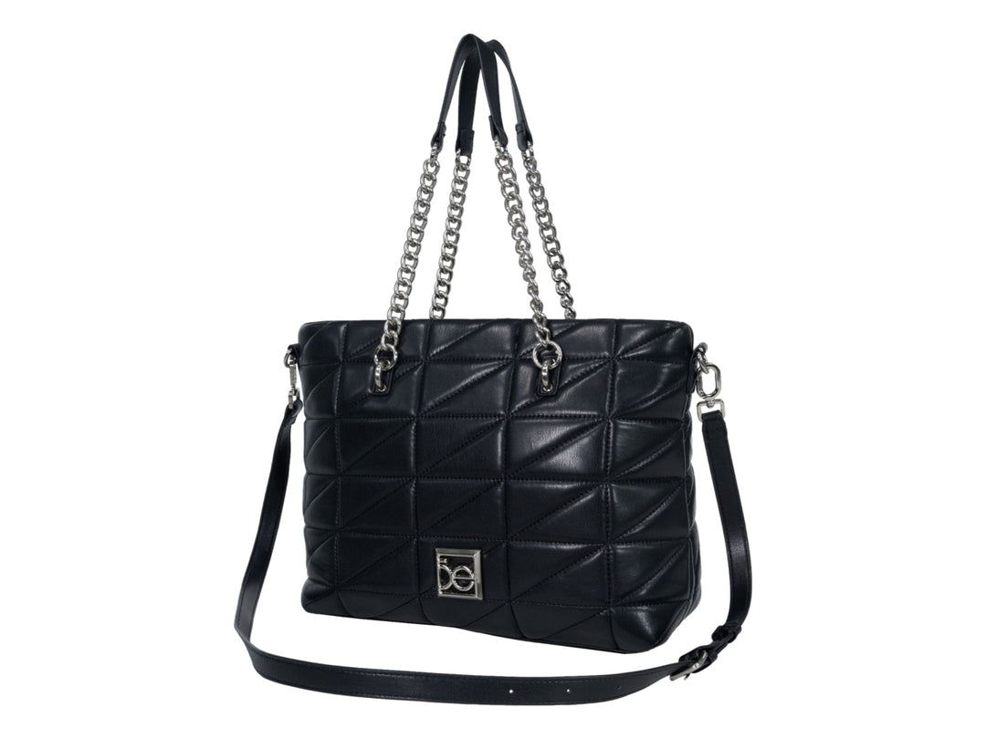 Bolso de hombro Cloe color negro con diseño acolchado geométrico, asas de cadena plateada y correa larga.