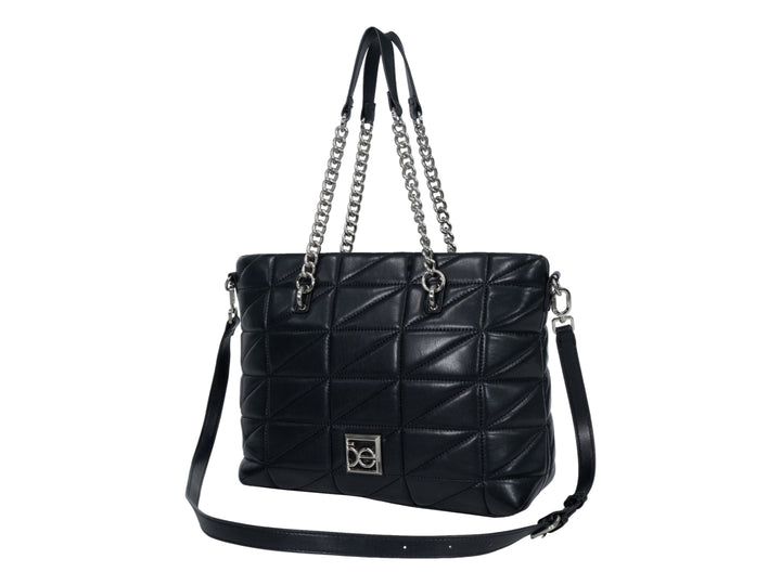 Bolso de hombro Cloe color negro con diseño acolchado geométrico, asas de cadena plateada y correa larga.