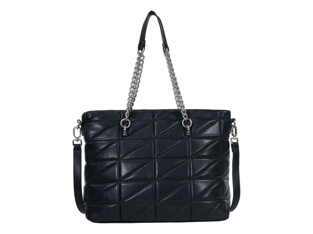 Bolso de hombro Cloe color negro con diseño acolchado geométrico, asas de cadena plateada y correa larga.