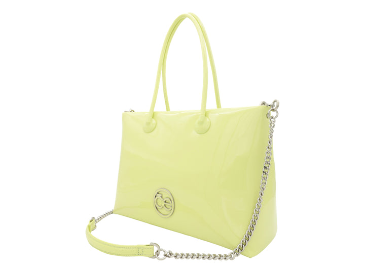 Bolsa de hombro Cloe en color olivo brillante con asas largas y correa de cadena plateada.