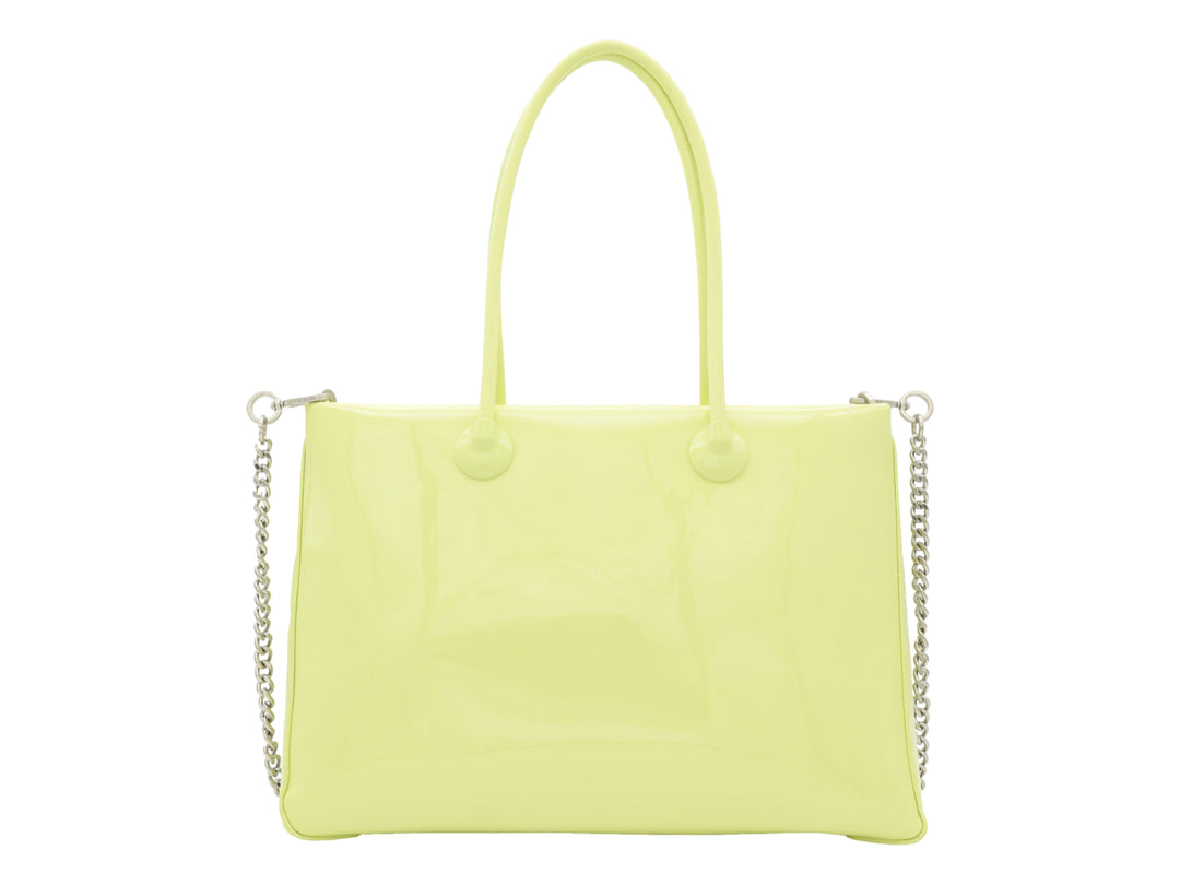 Bolsa de hombro Cloe en color olivo brillante con asas largas y correa de cadena plateada.
