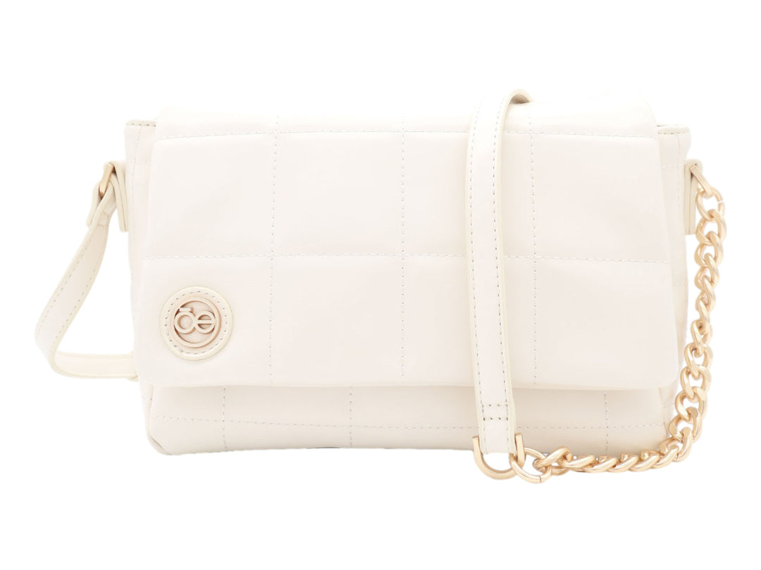 Bolso bandolera Cloe color beige con diseño acolchado, correa de piel y cadena dorada.
