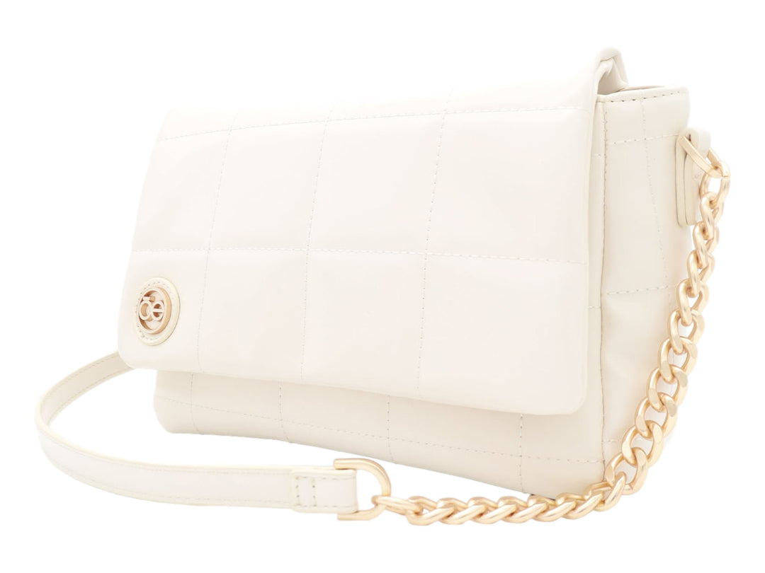 Bolso bandolera Cloe color beige con diseño acolchado, correa de piel y cadena dorada.