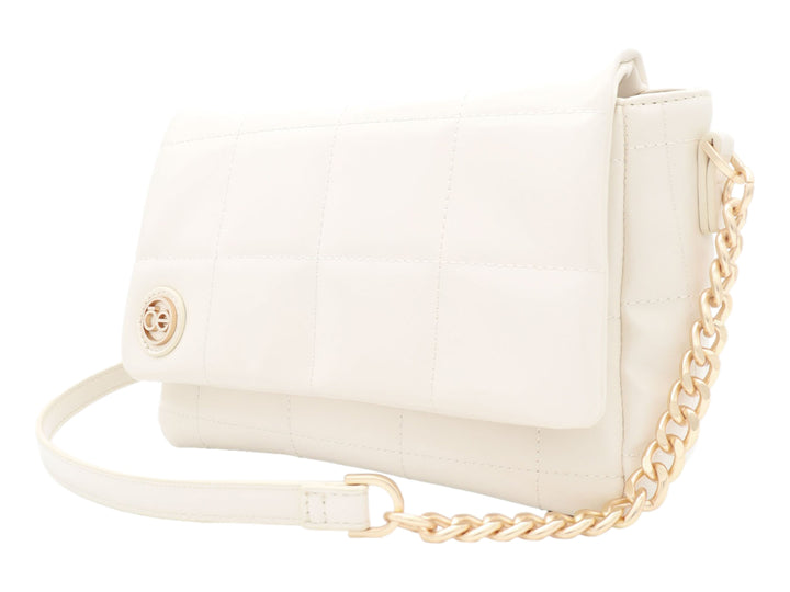 Bolso bandolera Cloe color beige con diseño acolchado, correa de piel y cadena dorada.
