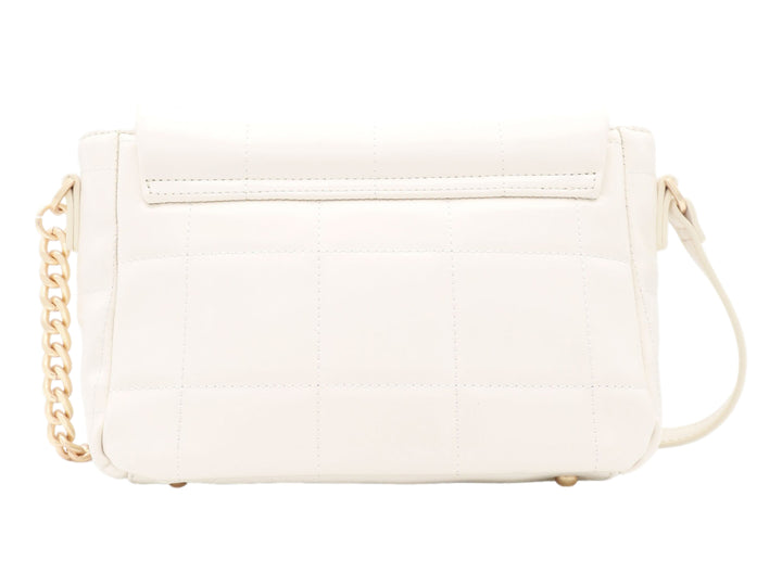 Bolso bandolera Cloe color beige con diseño acolchado, correa de piel y cadena dorada.