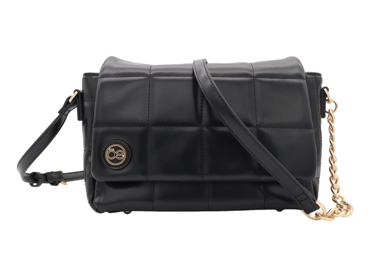 Bolso negro acolchado de marca Cloe con correa ajustable y detalle de cadena dorada.