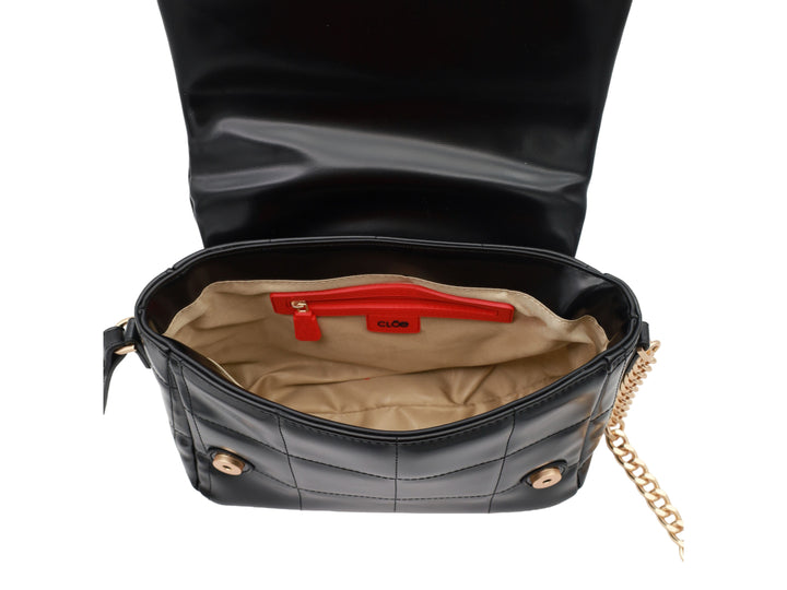 Bolso negro acolchado de marca Cloe con correa ajustable y detalle de cadena dorada.