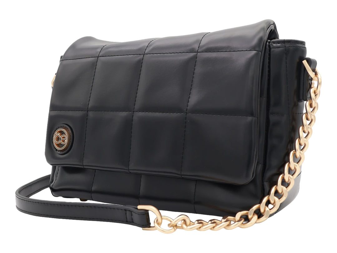 Bolso negro acolchado de marca Cloe con correa ajustable y detalle de cadena dorada.