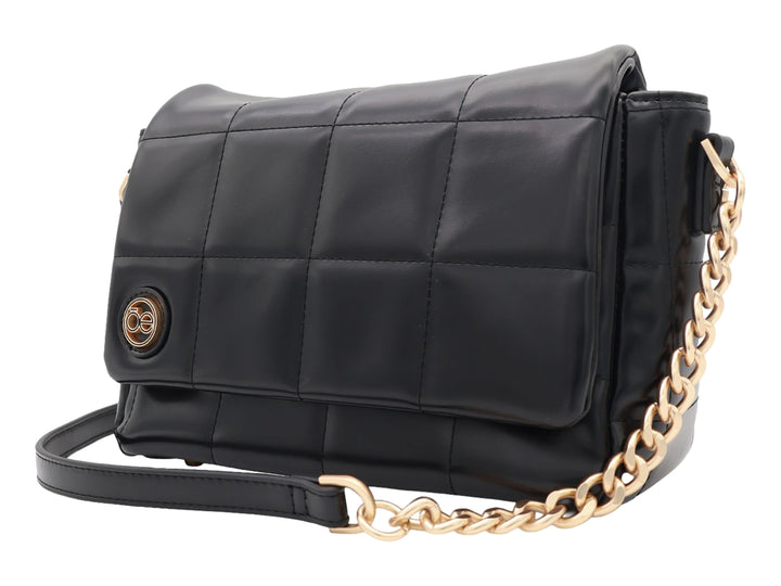 Bolso negro acolchado de marca Cloe con correa ajustable y detalle de cadena dorada.